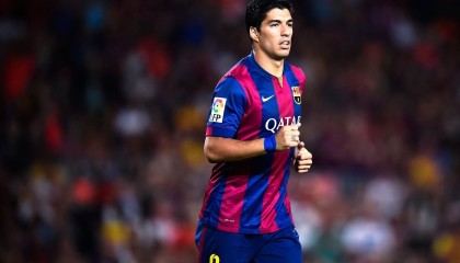 开云品牌-城市夜空激光划水，科技与运动的梦幻结合，夜空中的激光束